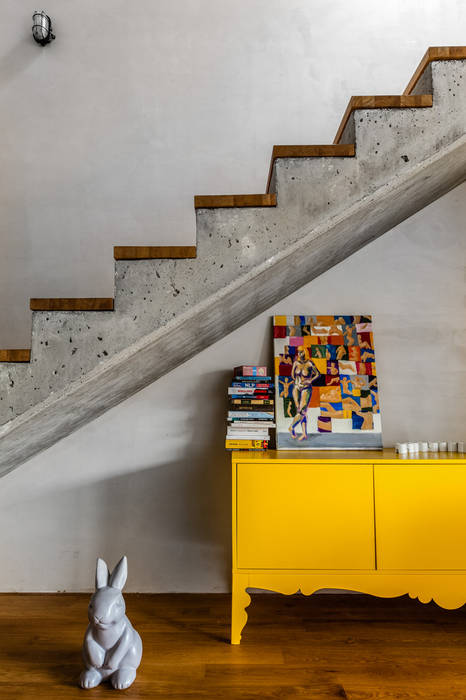 homify Ausgefallener Flur, Diele & Treppenhaus Beton