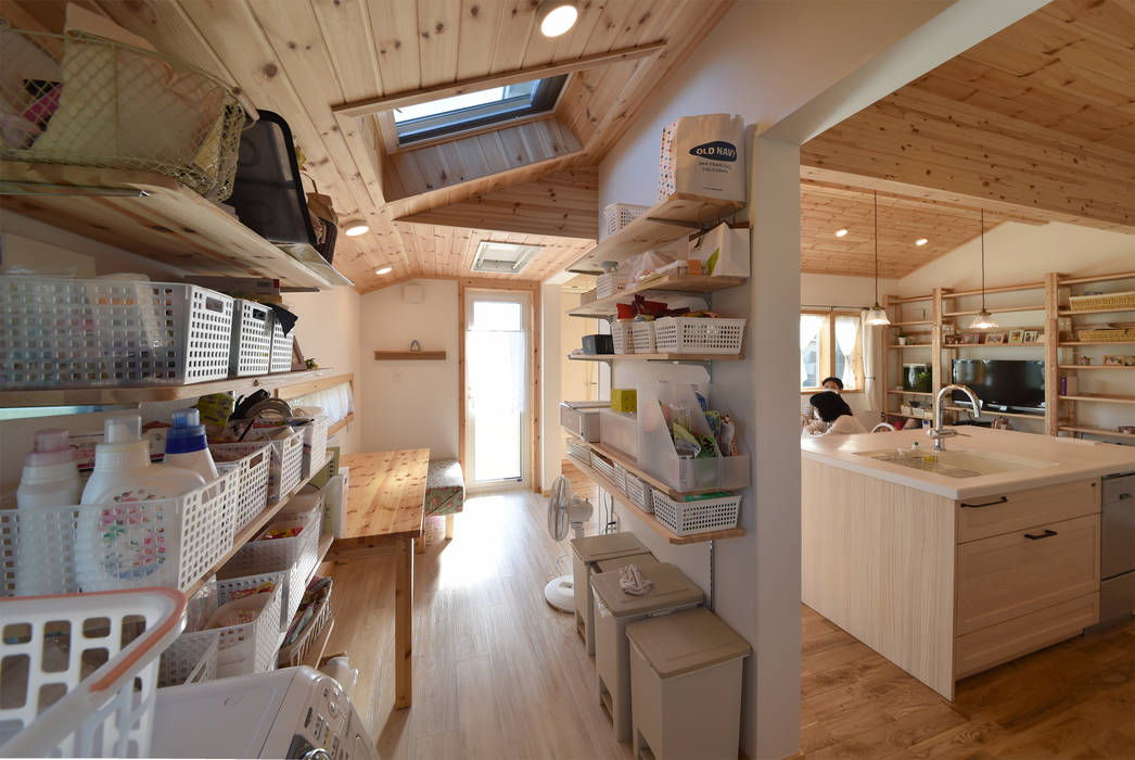 施主様と一緒に設計した多目的な家事室, 木の家株式会社 木の家株式会社 Eclectic style media room