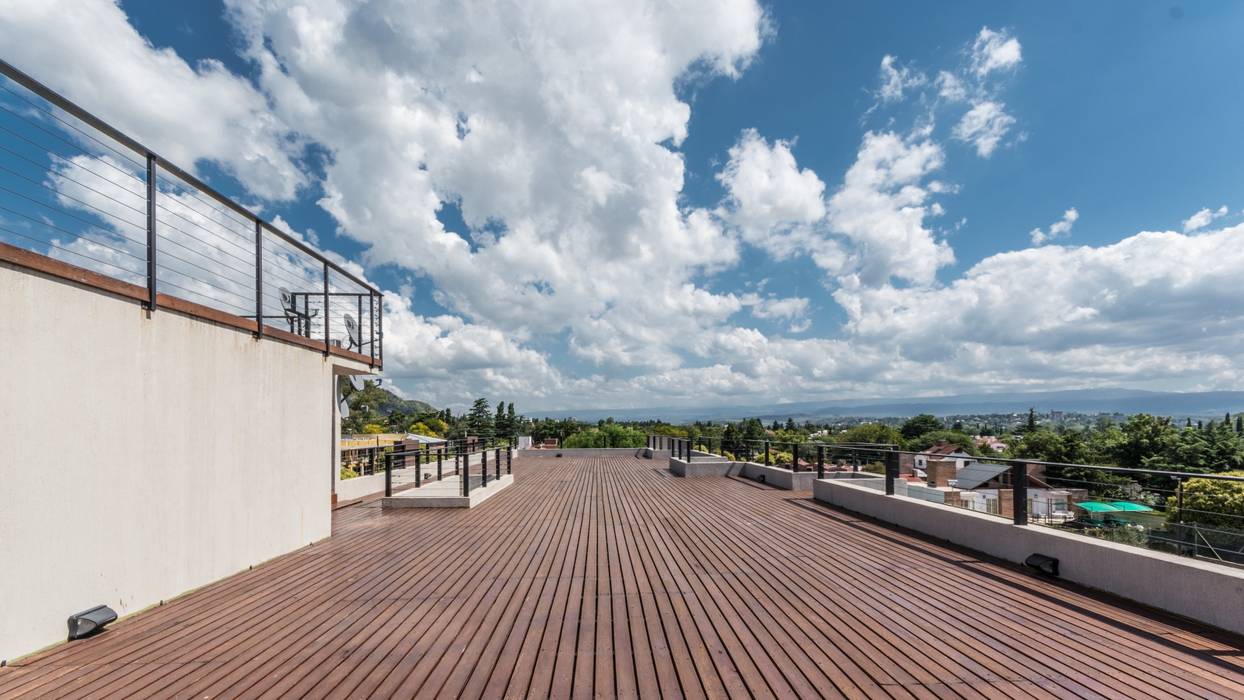 DECK CELOIRA CALDERON ARQUITECTOS Balcones y terrazas modernos: Ideas, imágenes y decoración