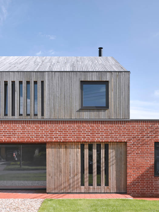 Front elevation of Broad Street House, Suffolk Nash Baker Architects Ltd Дома в стиле модерн Кирпичи