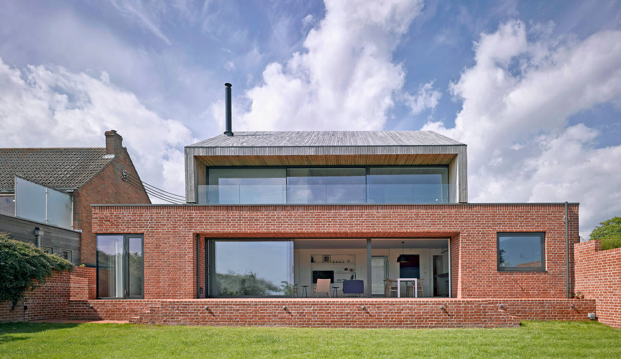 Rear elevation of the house at Broad Street in Suffolk Nash Baker Architects Ltd 모던스타일 주택 벽돌