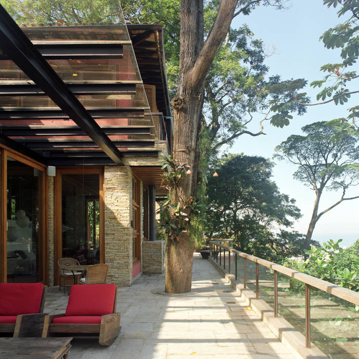 Casa Gávea - Rio de Janeiro, Maria Claudia Faro Maria Claudia Faro Tropical style balcony, veranda & terrace Stone