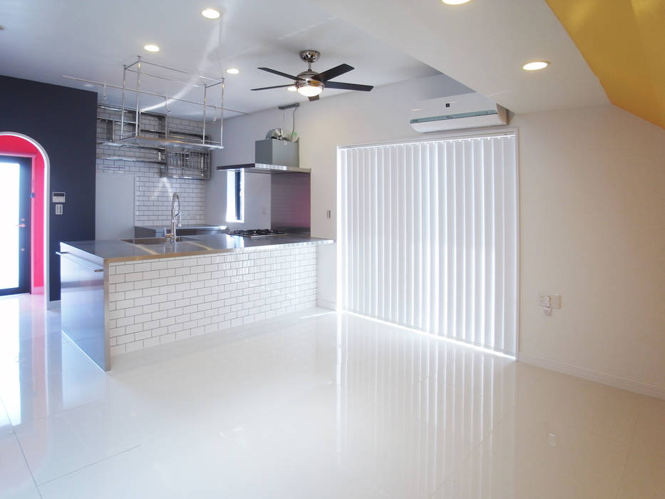 多彩なコンクリート壁の家 ユミラ建築設計室 モダンな キッチン