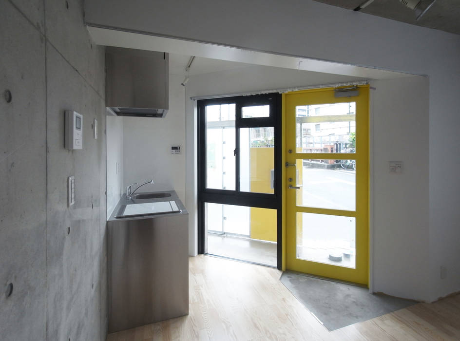 多彩なコンクリート壁の家 ユミラ建築設計室 モダンな キッチン