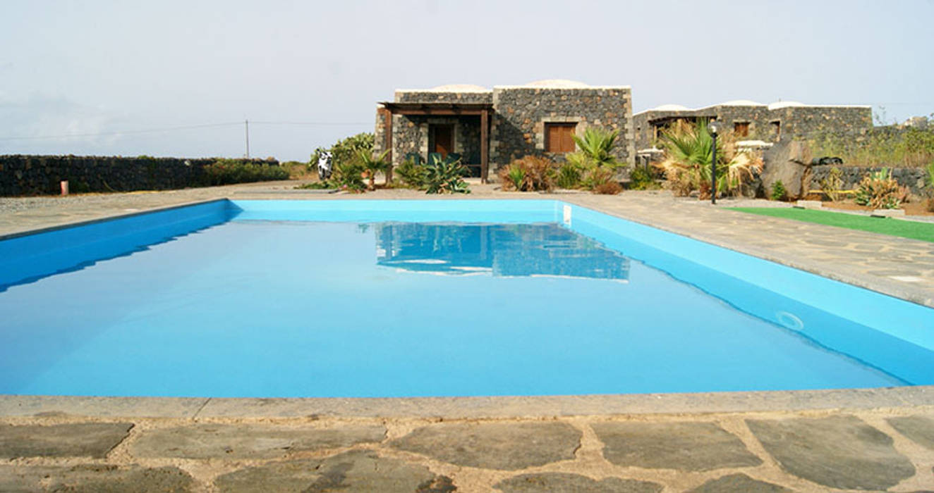 PANTELLERIA - RESIDENCE CUORE MEDITERRANEO - Piscina Prefabbricata, Olympic Italia Costruzioni Piscine SPA - di Gabriele Lodato Olympic Italia Costruzioni Piscine SPA - di Gabriele Lodato 地中海スタイルの プール プール