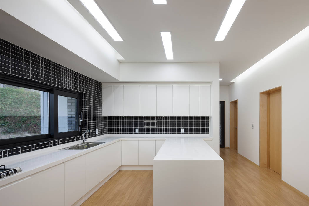 Gutters and Downspouts : House in Gyopyeong-Ri, studio origin studio origin Modern kitchen