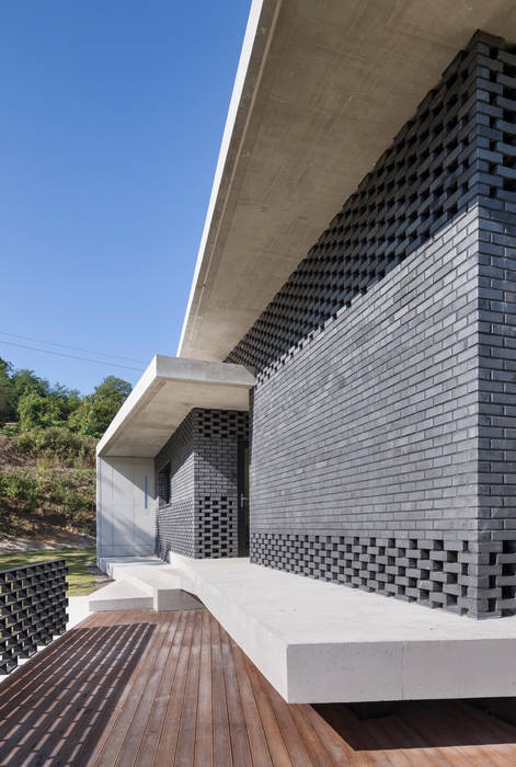Gutters and Downspouts : House in Gyopyeong-Ri, studio origin studio origin Balcones y terrazas de estilo moderno