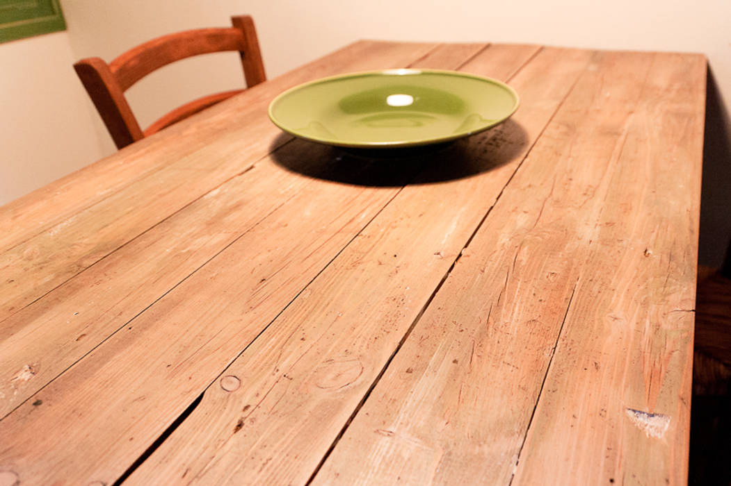 Detalle de mesa de madera con madera antigua reciclada: cocina de ... Detalle de mesa de madera con madera antigua reciclada: cocina de ...