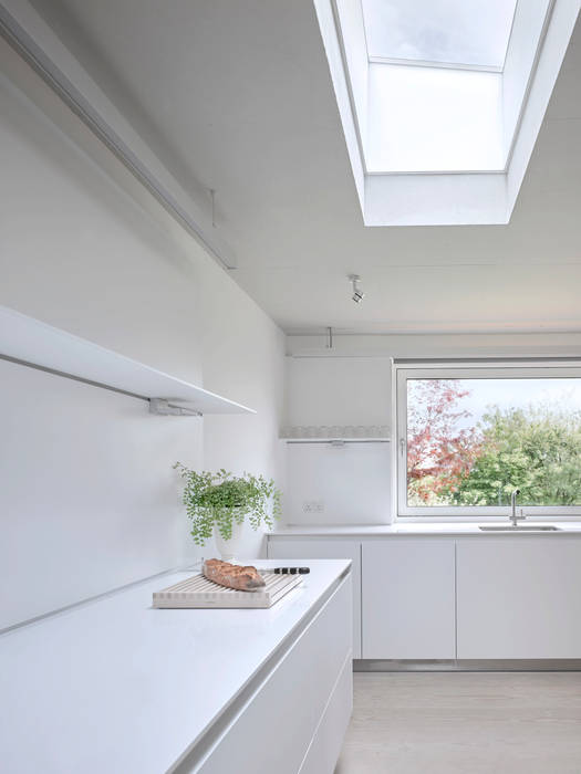 ​The kitchen at the house at Broad Street in Suffolk Nash Baker Architects Ltd Cocinas de estilo moderno