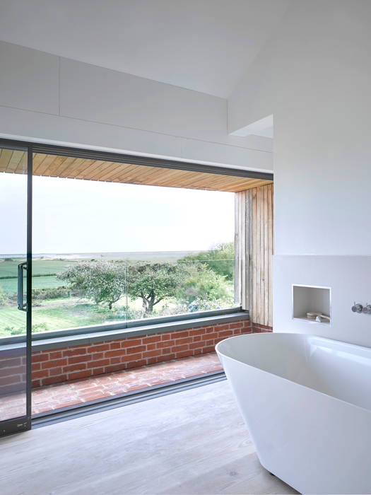 ​Upstairs bathroom at the house at Broad Street in Suffolk Nash Baker Architects Ltd Ванна кімната