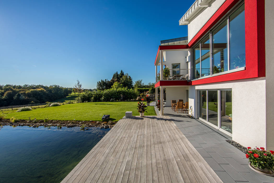 Ansicht des Balkons und der Terrasse mit Garten aaw Architektenbüro Arno Weirich Moderner Balkon, Veranda & Terrasse