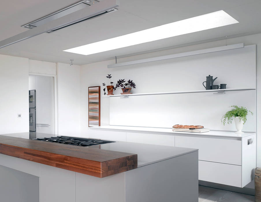 ​The kitchen at the house at Broad Street in Suffolk Nash Baker Architects Ltd Moderne keukens