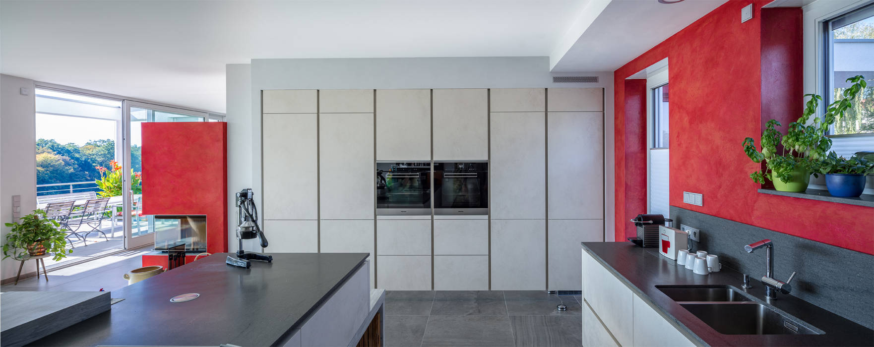 Perfekt integrierte großzügige Küche mit Kamin aaw Architektenbüro Arno Weirich Moderne Esszimmer