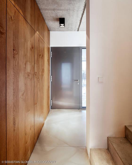 homify Modern Corridor, Hallway and Staircase