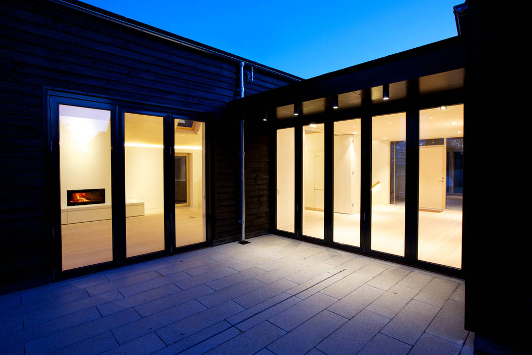 Rear entrance of ​Bourne Lane eco-house in Kent at twilight Nash Baker Architects Ltd Modern houses Wood Wood effect