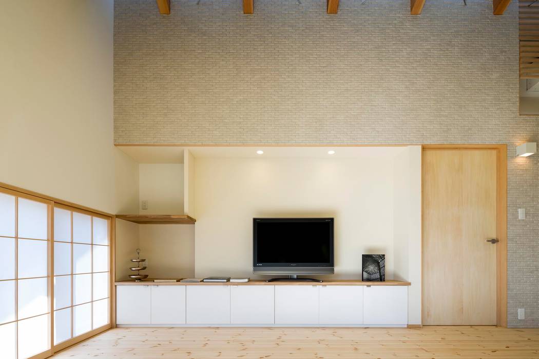 光カーテンのある家, スズケン一級建築士事務所/Suzuken Architectural Design Office スズケン一級建築士事務所/Suzuken Architectural Design Office Modern living room Tiles