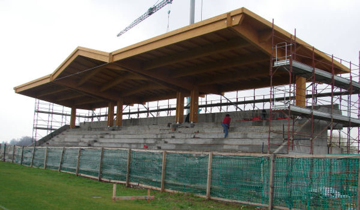 TRIBUNA COPERTA CAMPO SPORTIVO, Studio Tecnico Resta e Associati Studio Tecnico Resta e Associati Spazi commerciali Legno composito Trasparente Stadi