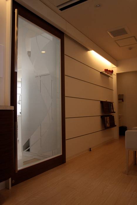 S-Dental Clinic _ 優しい空間とグラフィックデザイン＿, ASut Design ASut Design Дверi Двері