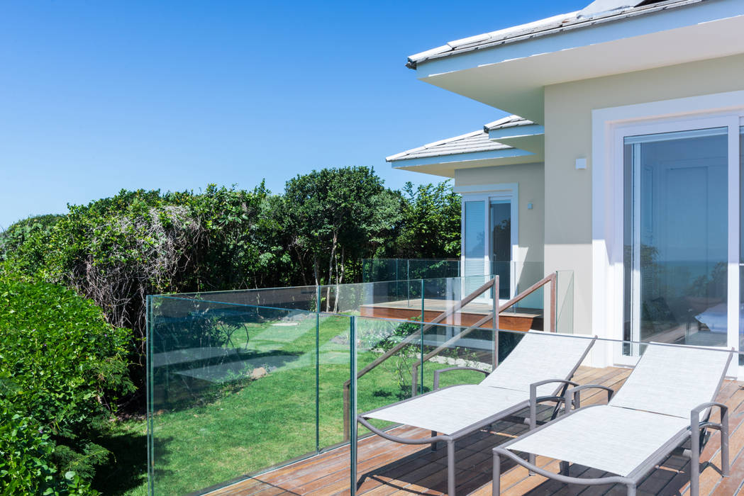 WR House, Renata Matos Arquitetura & Business Renata Matos Arquitetura & Business Tropical style balcony, veranda & terrace Glass