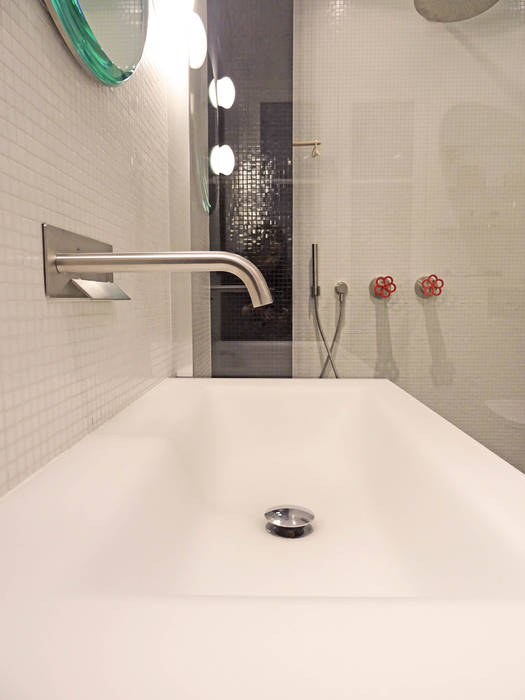 salle de bain-noir et blanc Agence Karine Perez Salle de bain moderne Céramique