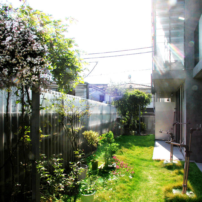 半透明の板塀で囲む住居 ユミラ建築設計室 モダンデザインの テラス