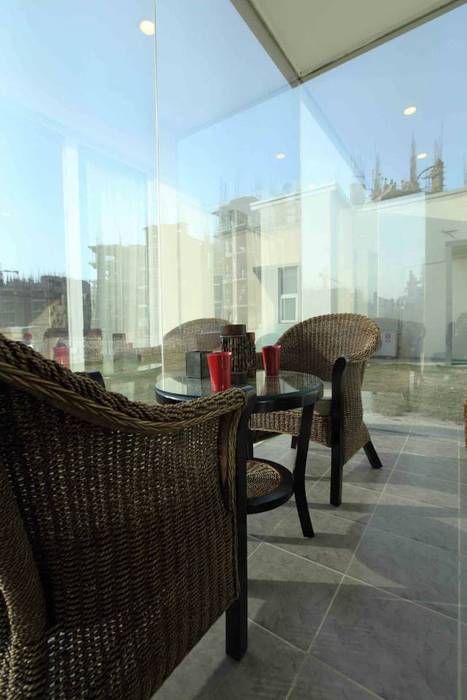 SAMPLE FLAT, Spaces Architects@ka Spaces Architects@ka Modern balcony, veranda & terrace