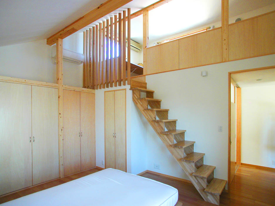 デッキテラスの家(ﾘﾌｫｰﾑ) ユミラ建築設計室 モダンスタイルの寝室
