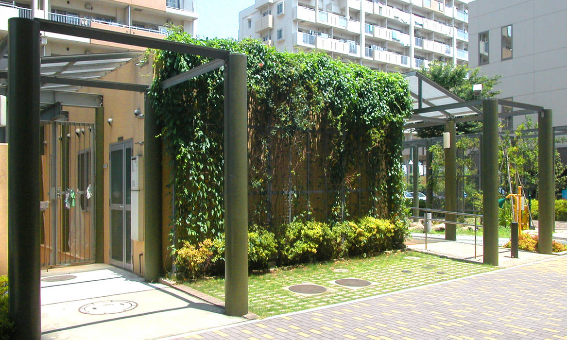 緑の回廊に建つ, ユミラ建築設計室 ユミラ建築設計室 Balkon, Beranda & Teras Modern