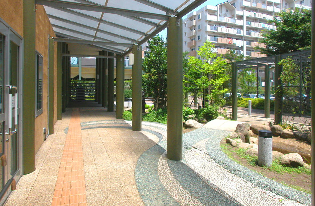 緑の回廊に建つ, ユミラ建築設計室 ユミラ建築設計室 Modern Corridor, Hallway and Staircase