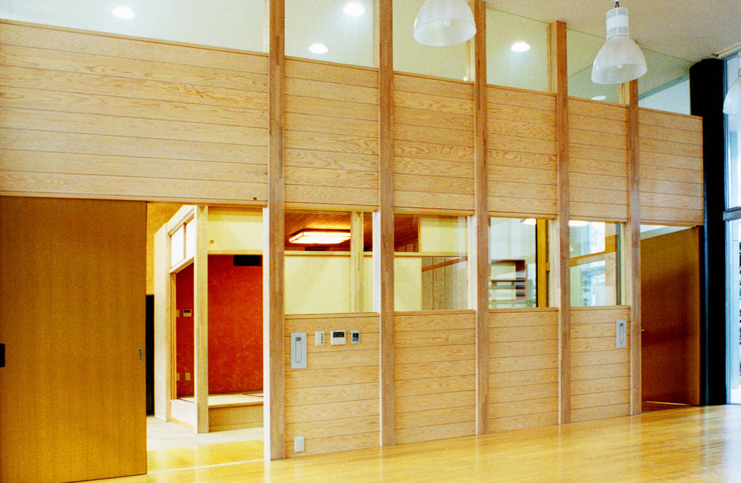 緑の回廊に建つ, ユミラ建築設計室 ユミラ建築設計室 Modern Walls and Floors