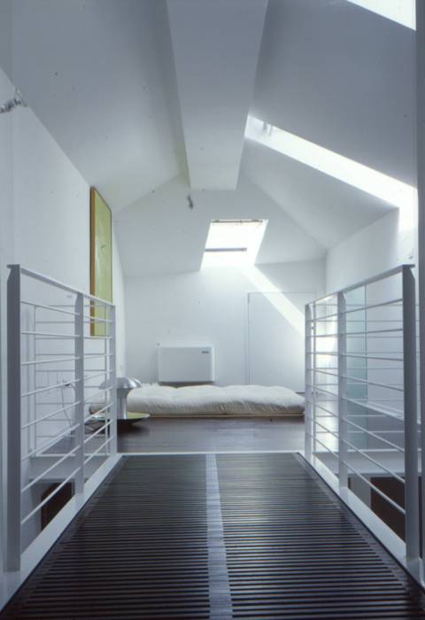 Una mansarda a Mantova, Benedini & Partners Benedini & Partners Camera da letto minimalista