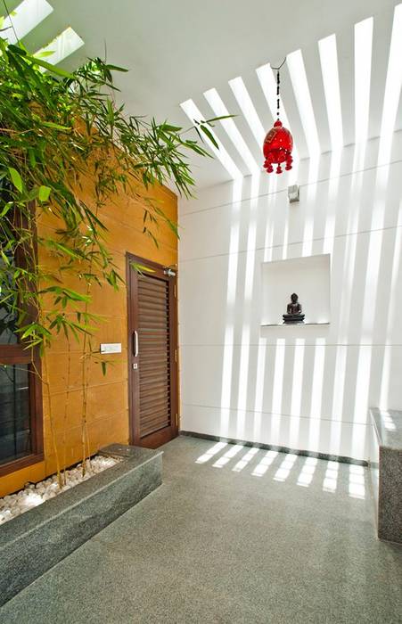 Sajeev kumar and family's Residence at Girugambakkam, Murali architects Murali architects Pasillos, vestíbulos y escaleras de estilo moderno