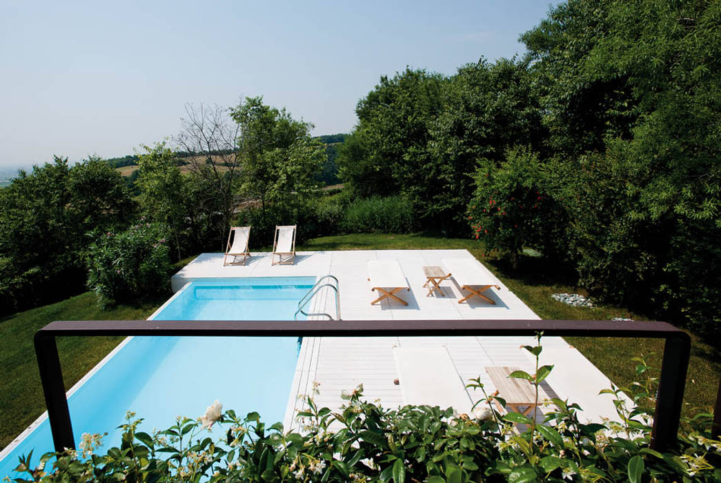 Casa in collina, Benedini & Partners Benedini & Partners Piscina moderna Pianta,Cielo,Acqua,Botanica,Paesaggio naturale,Albero,Piscina,Rettangolo,Paesaggio,Erba