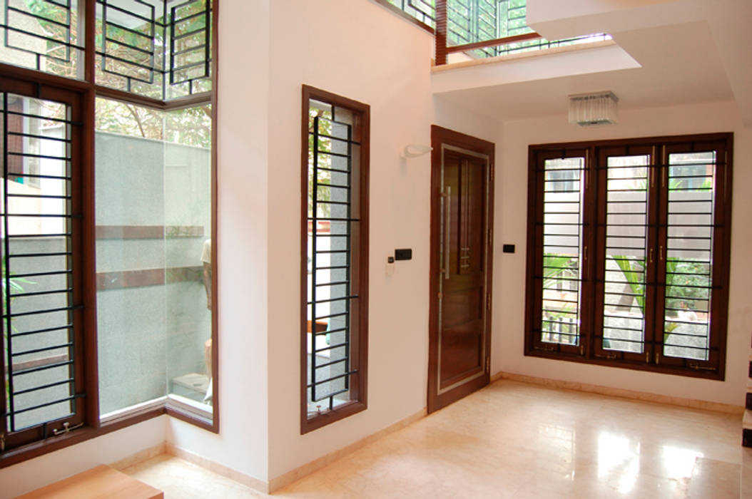 House of Dr. Hariharan, Murali architects Murali architects Modern living room Property,Window,Door,Fixture,Building,Shade,Wood,Interior design,Floor,Wood stain