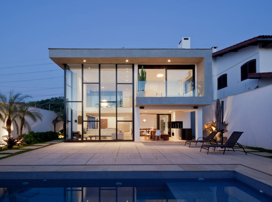 FACHADA POSTERIOR E PISCINA NOTURNA FECHADA Conrado Ceravolo Arquitetos Casas modernas Céu,Propriedade,Água,Plantar,Prédio,Azure,Piscina,Janela,Sombra,Porta