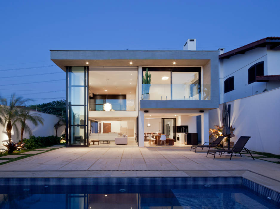 FACHADA POSTERIOR E PISCINA NOTURNA ABERTA Conrado Ceravolo Arquitetos Casas modernas