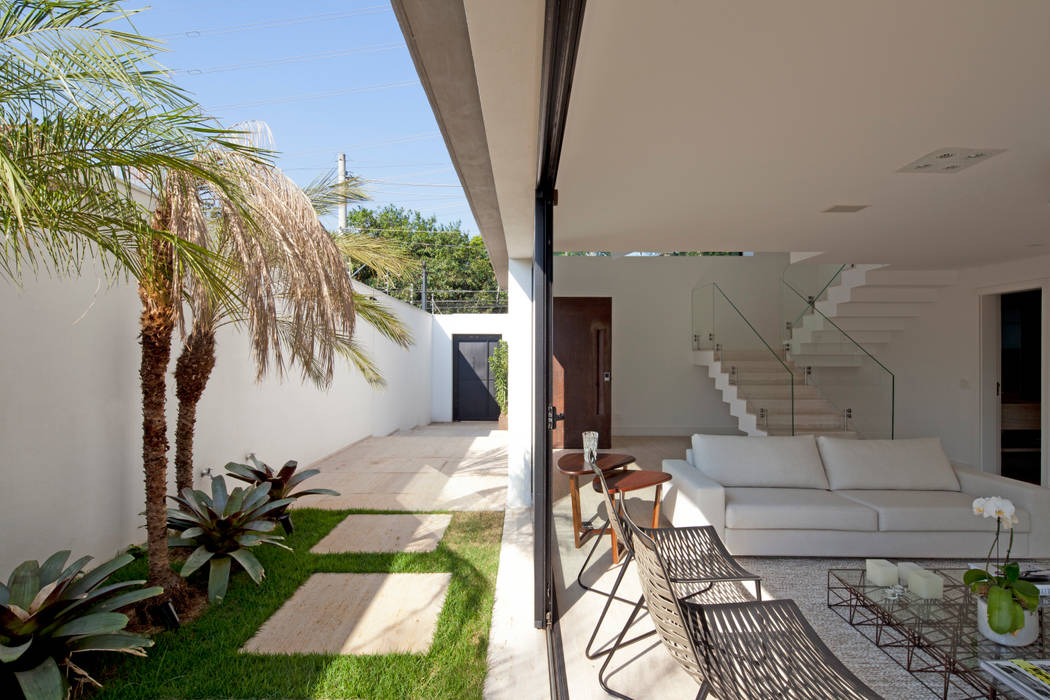 ABERTURA LATERAL DA CASA Conrado Ceravolo Arquitetos Casas modernas