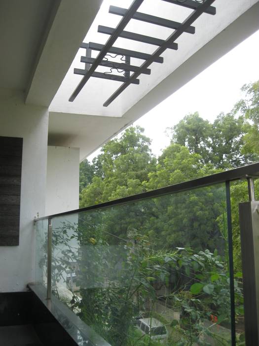 The Silence ……… language of architecture, ar.dhananjay pund architects & designers ar.dhananjay pund architects & designers Balcone, Veranda & Terrazza in stile asiatico