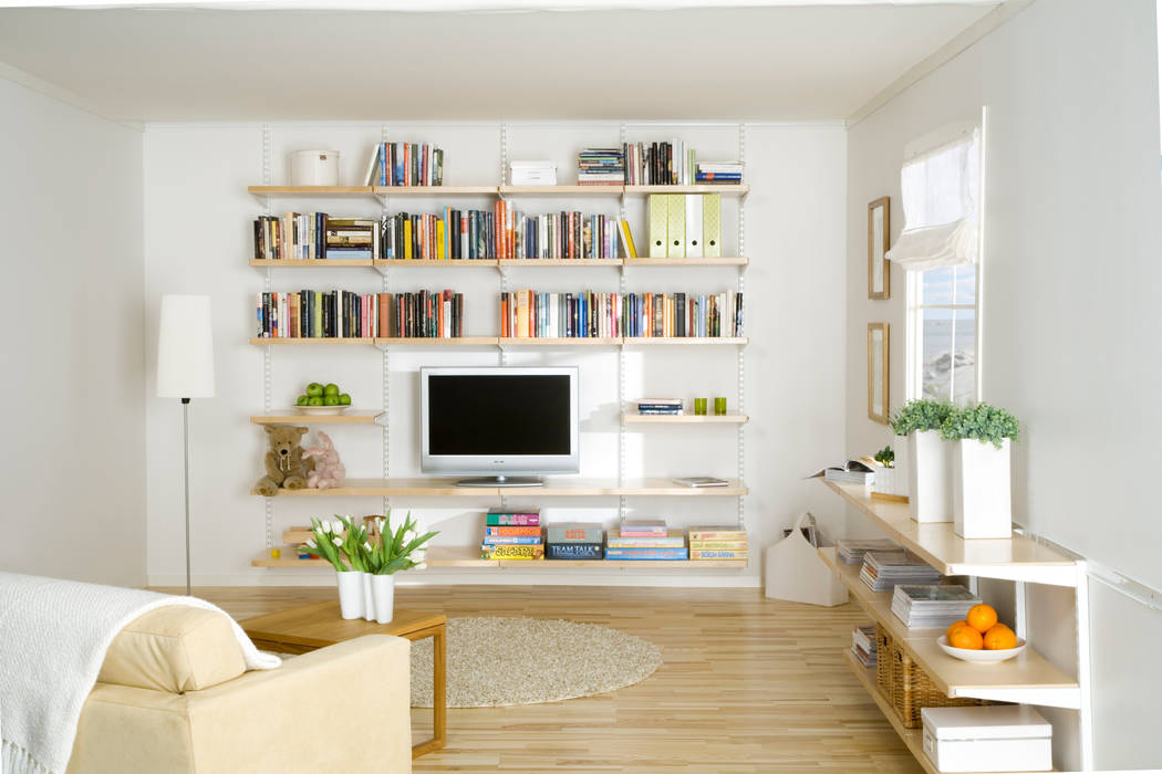 Skandinavische Leichtigkeit im Wohnzimmer Elfa Deutschland GmbH Skandinavische Wohnzimmer Holz Holznachbildung Möbel,Bilderrahmen,Eigentum,Bücherregal,Couch,Regal,Zimmerpflanze,Tabelle,Holz,Pflanze