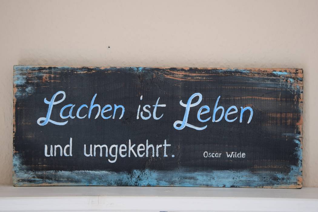 Holzschild "Lachen ist Leben..." homify Industriale Wände & Böden Holz Holznachbildung Wanddekorationen