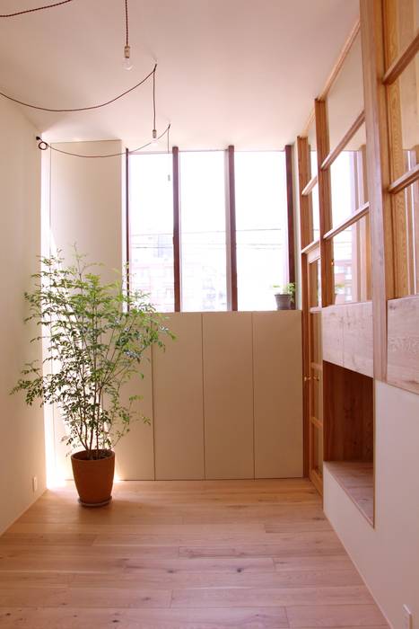 House in Funamachi, Mimasis Design／ミメイシス デザイン Mimasis Design／ミメイシス デザイン モダンスタイルの 玄関&廊下&階段 高い天井