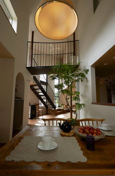 House in Nishitomigaoka, Mimasis Design／ミメイシス デザイン Mimasis Design／ミメイシス デザイン モダンデザインの ダイニング 木 木目調 吹き抜け,天井の高い家,天井の高いダイニング