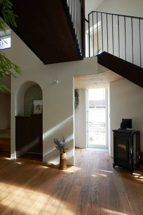 House in Nishitomigaoka, Mimasis Design／ミメイシス デザイン Mimasis Design／ミメイシス デザイン Modern living room Wood Wood effect