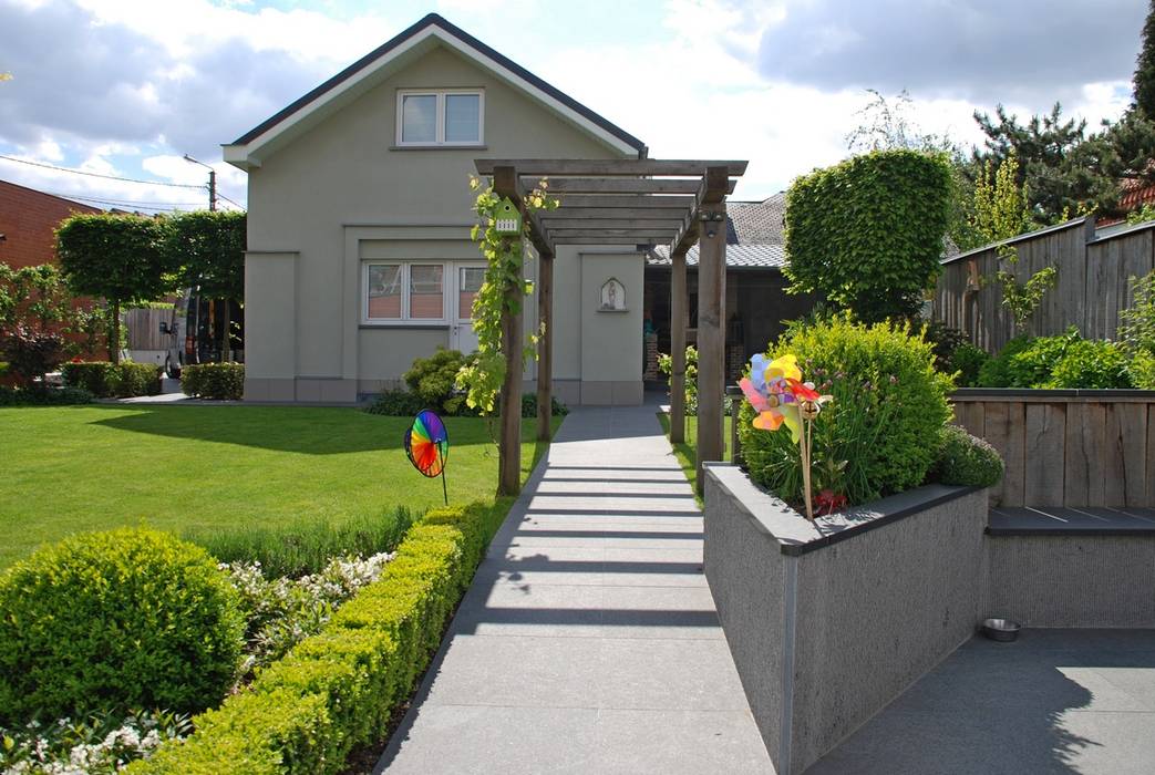 Jardin avec coin repas de 400M² , RVB PAYSAGE RVB PAYSAGE Jardin moderne Nuage,Plante,Ciel,Immeuble,Propriété,Fleur,Arbre,Fenêtre,loger,Surface de la route