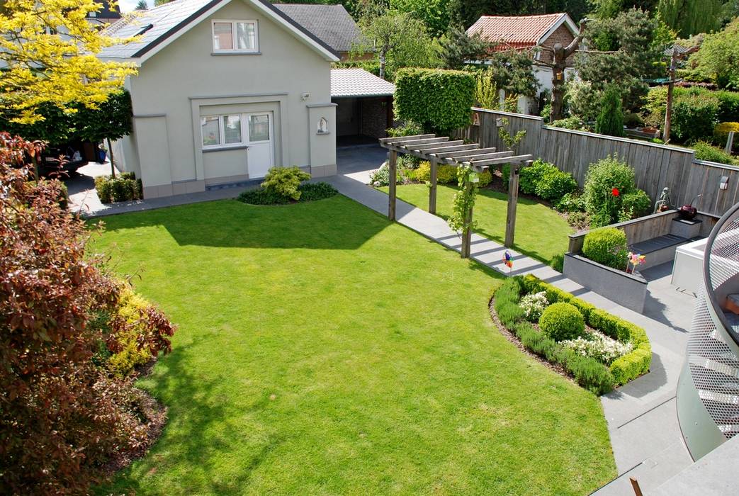 Jardin avec coin repas de 400M² , RVB PAYSAGE RVB PAYSAGE Сад в стиле модерн