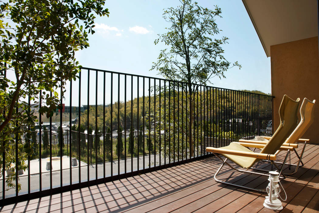 House in Kunimidai, Mimasis Design／ミメイシス デザイン Mimasis Design／ミメイシス デザイン Balcones y terrazas de estilo moderno