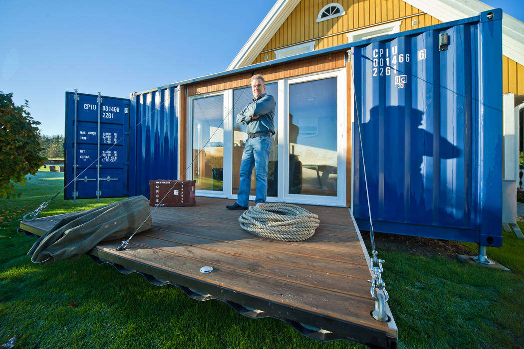 POCKETCONTAINER - Das Mikrohaus, Stefan Brandt - solare Luftheizsysteme und Warmuftkollektoren Stefan Brandt - solare Luftheizsysteme und Warmuftkollektoren Minimalistische Häuser Himmel,Schatten,Holz,Die Architektur,Grundstück,Gras,Freizeit,Öffentlicher Raum,Tür,Immobilie