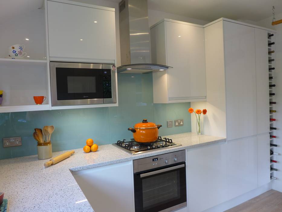 Modern white gloss kitchen Style Within Cocinas de estilo moderno white kitchen,gloss kitchen,modern kitchen,flat kitchen cabinet,integrated microwave,integrated handle,kitchen lighting,glass splashback,kitchen splashback,blue splashback,quartz worktop,white worktop