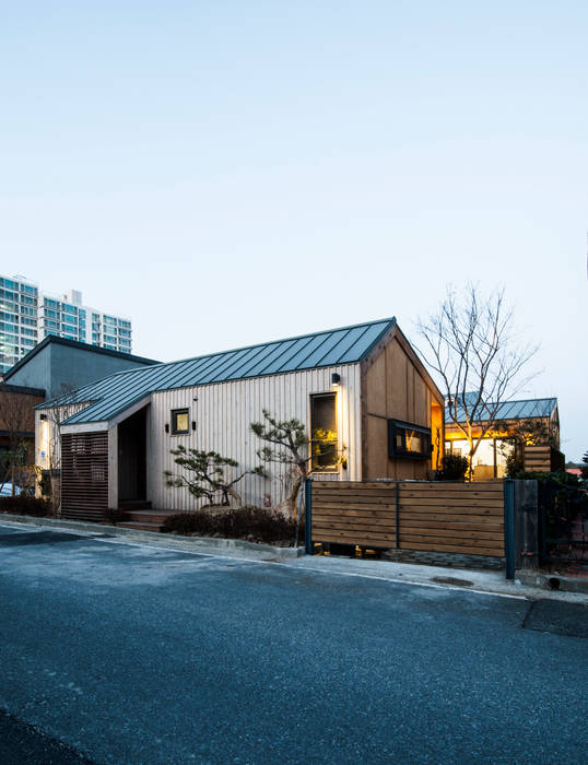 homify Casas de estilo moderno Madera Acabado en madera