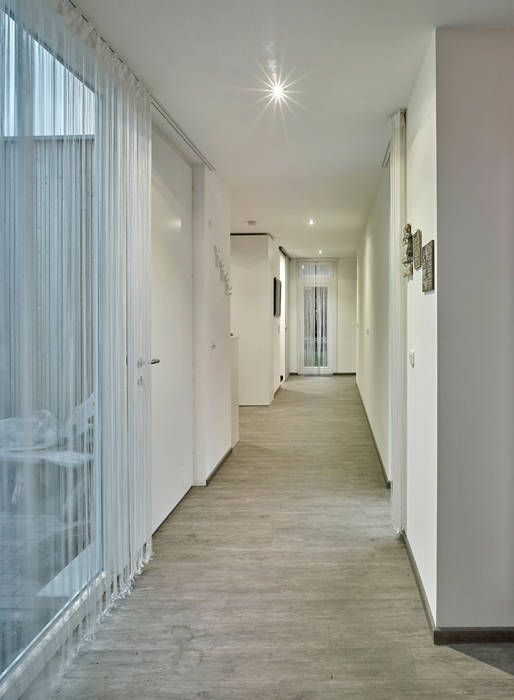 DreiRaumHaus, +studio moeve architekten bda +studio moeve architekten bda Minimalist corridor, hallway & stairs
